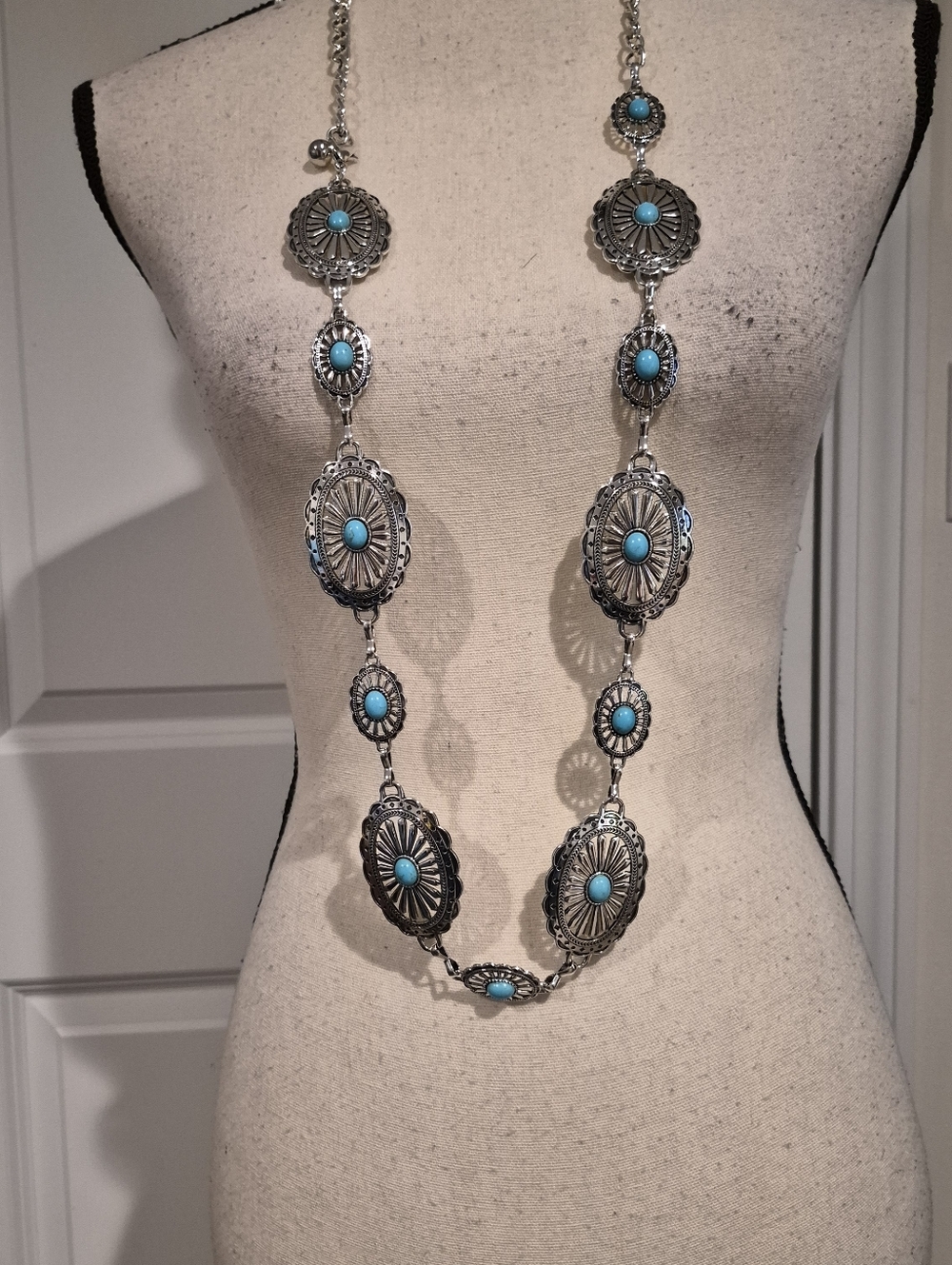 NWOT Silvertone & Faux Turqoise Metal Medallion Concho Belt w/Adjustable Chain - Picture 7 of 7